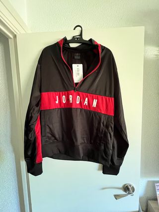Sudadera Jordan Negra y Roja con etiqueta