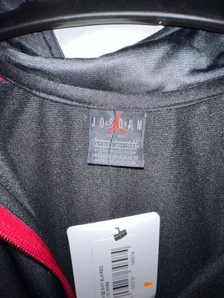 Sudadera Jordan Negra y Roja con etiqueta 