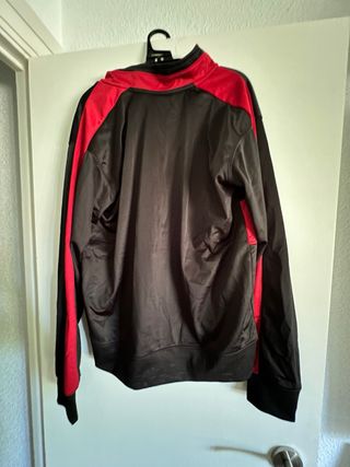 Sudadera Jordan Negra y Roja con etiqueta