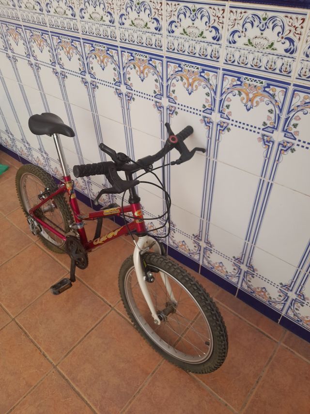Bicicleta infantil rosa oscuro