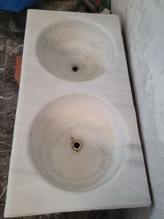 Lavabo antiguo de mármol