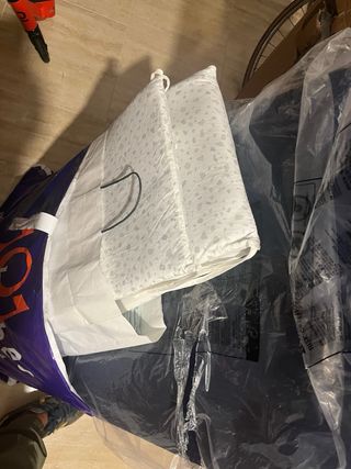 Cuna de bebé blanca con ruedas