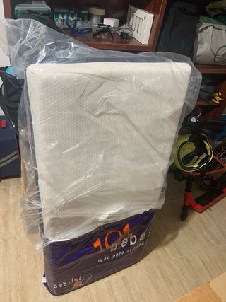 Cuna de bebé blanca con ruedas