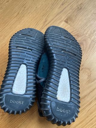yeezy grises y negras