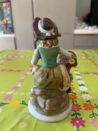 Statuina in ceramica vintage con fiori