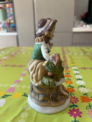 Statuina in ceramica vintage con fiori