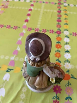 Statuina in ceramica vintage con fiori