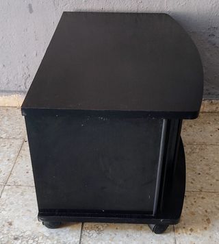 Mesa negra auxiliar con ruedas