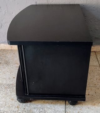 Mesa negra auxiliar con ruedas