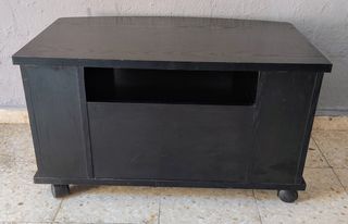 Mesa negra auxiliar con ruedas