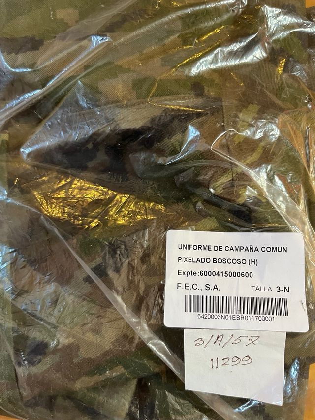 Uniforme de campaña pixelado boscoso a estrenar.