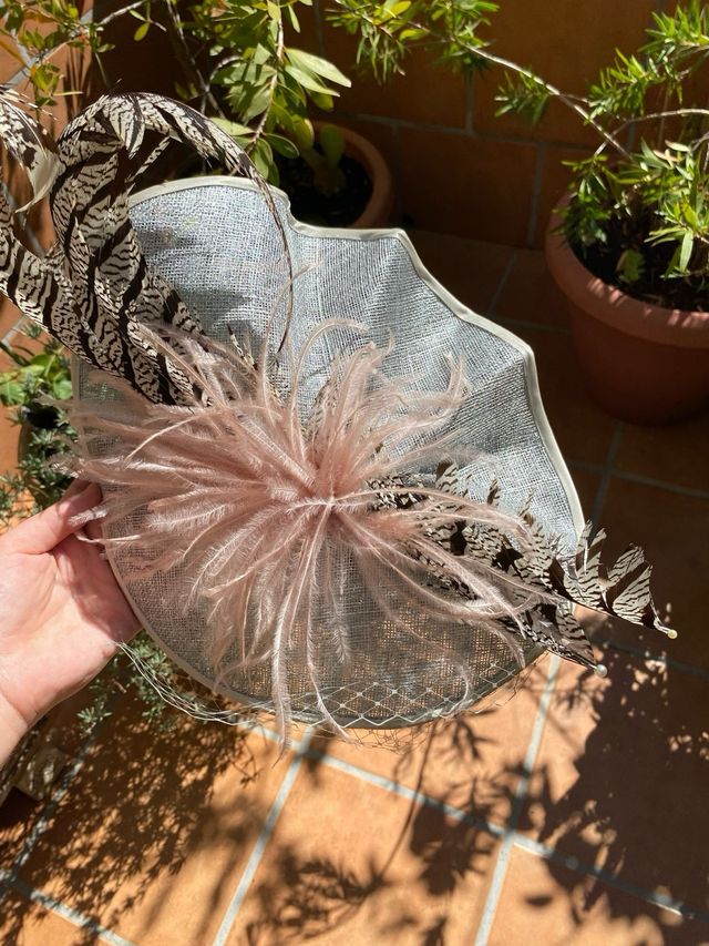 Tocado de boda con plumas