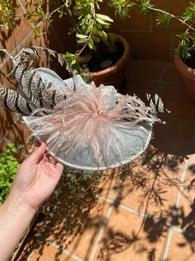 Tocado de boda con plumas