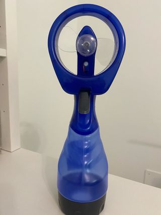 Ventilatore portatile a spruzzo blu