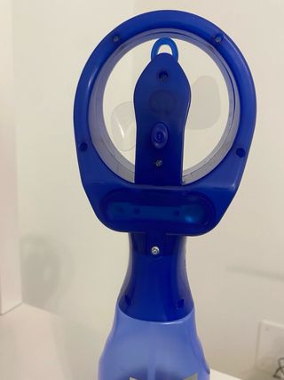 Ventilatore portatile a spruzzo blu