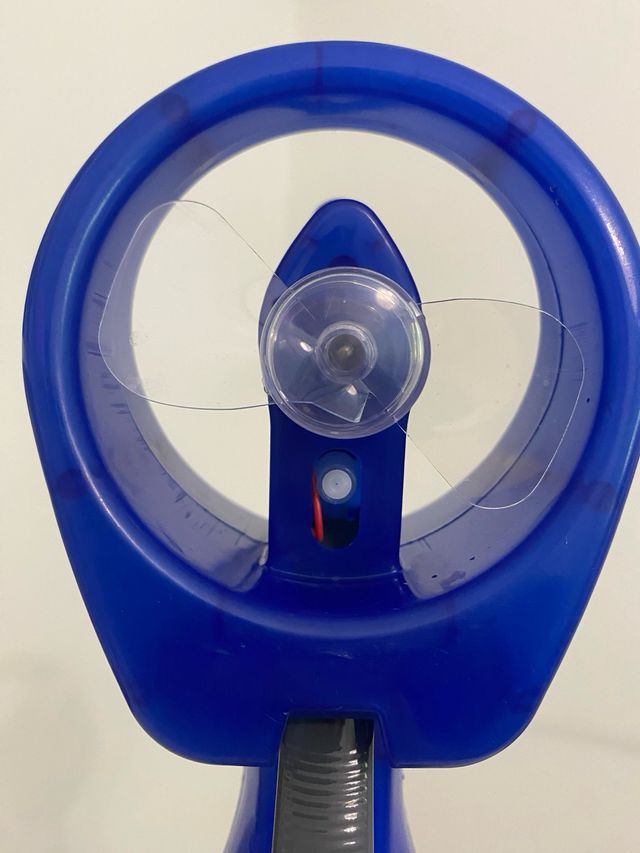 Ventilatore portatile a spruzzo blu