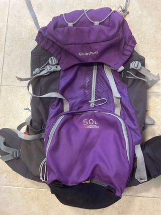 Mochila Quechua 50L Morada con funda impermeable