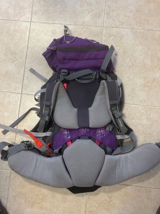 Mochila Quechua 50L Morada con funda impermeable