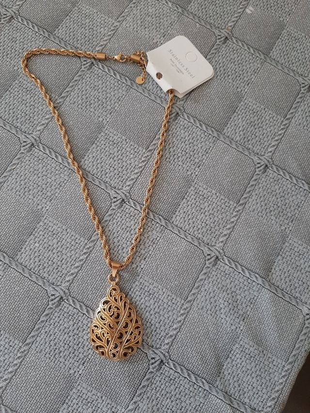 Collar de acero inoxidable dorado