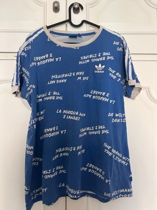 Camiseta Adidas Azul con diseño original 