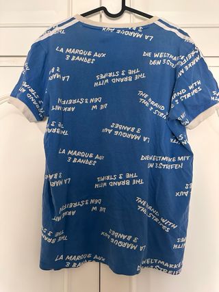 Camiseta Adidas Azul con diseño original 