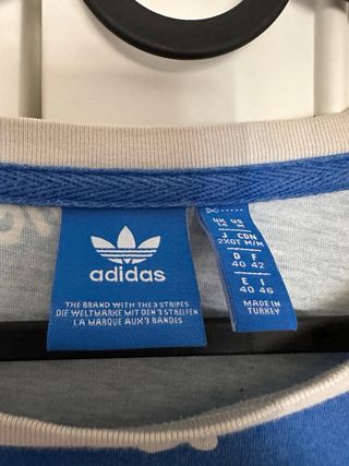 Camiseta Adidas Azul con diseño original 