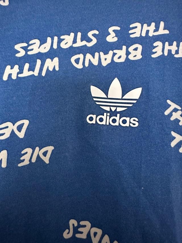 Camiseta Adidas Azul con diseño original