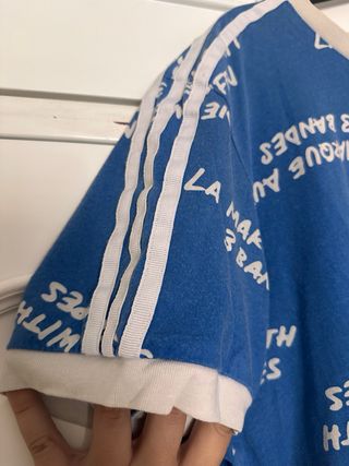 Camiseta Adidas Azul con diseño original 