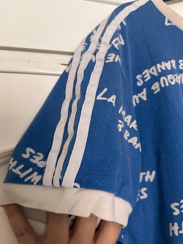 Camiseta Adidas Azul con diseño original
