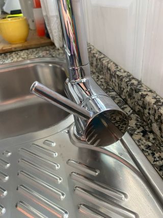 Grifo de cocina metálico plateado