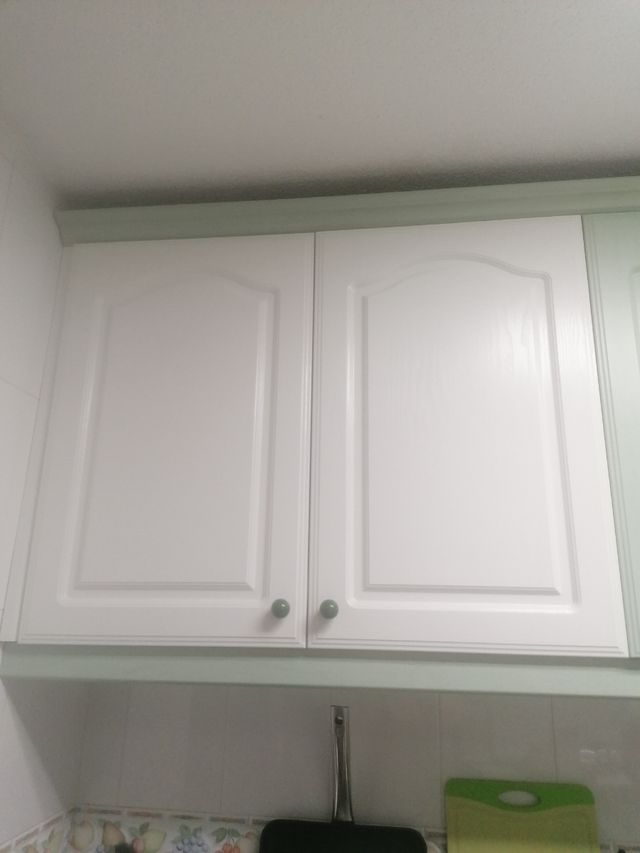 Muebles de cocina blancos y verdes