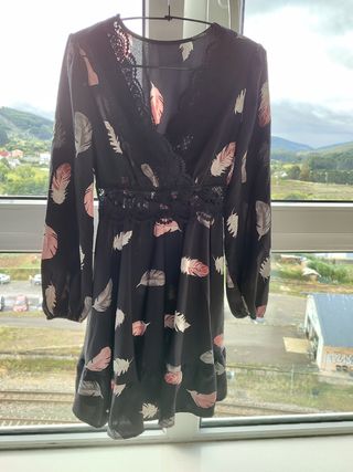 Vestido negro con estampado de plumas Talla S
