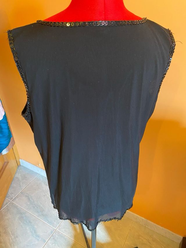 Blusa nera con paillettes e perline