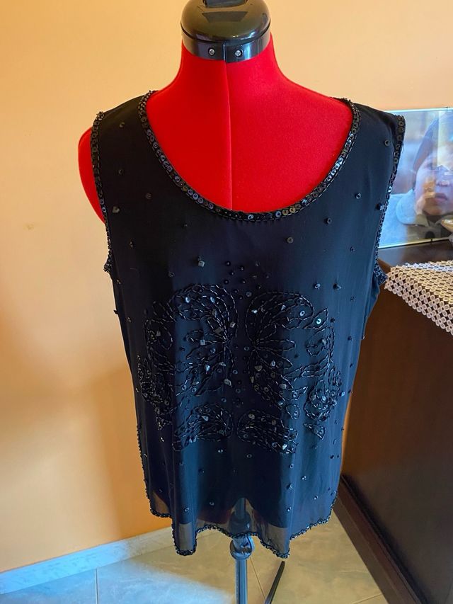 Blusa nera con paillettes e perline
