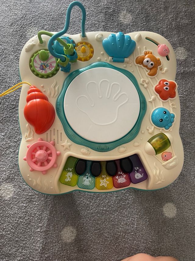 Mesa de actividades para bebé