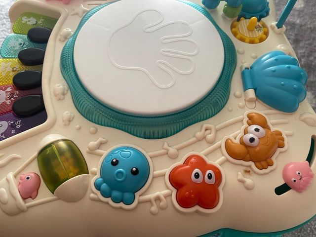 Mesa de actividades para bebé