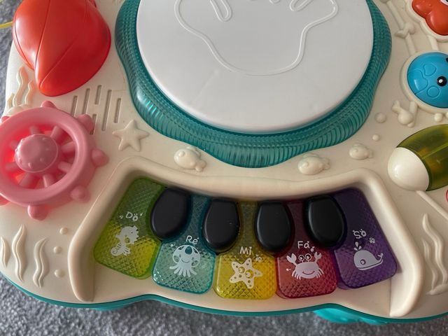 Mesa de actividades para bebé