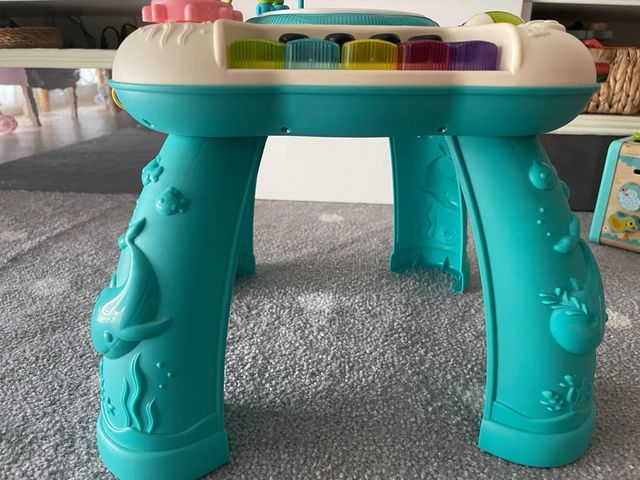 Mesa de actividades para bebé