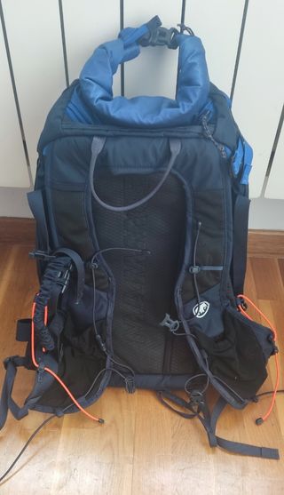 Mochila y casco de esquí de montaña 