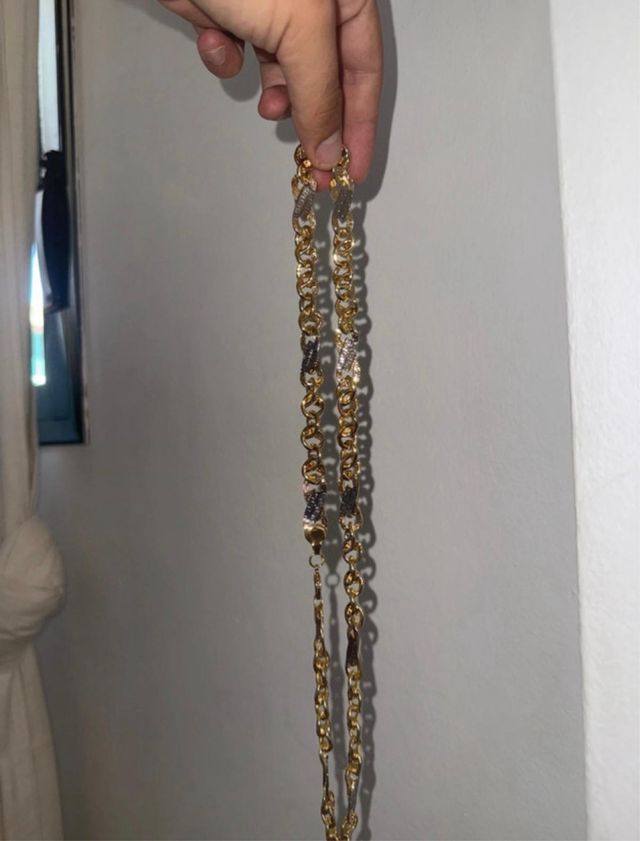 Cadena y pulsera dorada