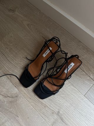 Tacones negros con puntera cuadrada 