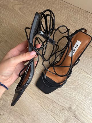 Tacones negros con puntera cuadrada 