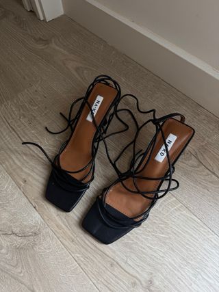 Tacones negros con puntera cuadrada 