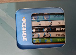 Set astuccio 7 matite Oceanini + peluche