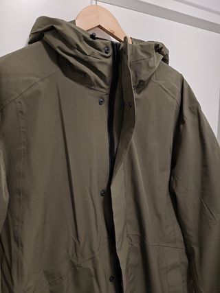 Chaqueta impermeable verde invierno con capucha 