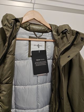 Chaqueta impermeable verde invierno con capucha 