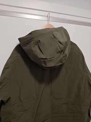 Chaqueta impermeable verde invierno con capucha 