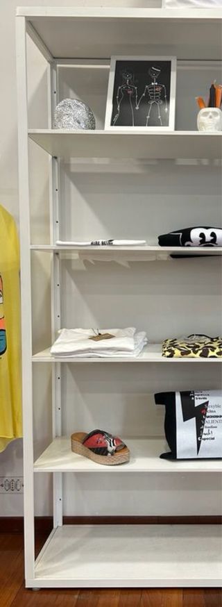 Estantería de aluminio. Se vende SIN ARTÍCULOS