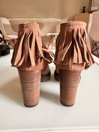 Botines de ante con flecos y tacón