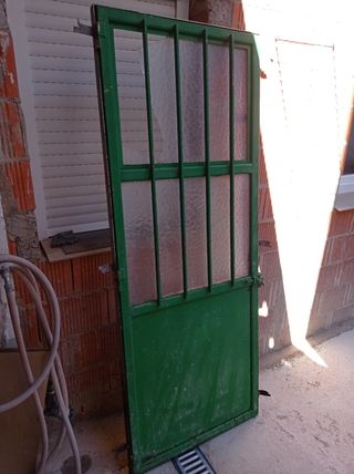 Puerta de hierro con cristal